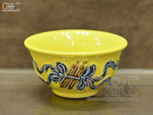 Bát thờ men màu đắp nổi cuốn thư nền vàng