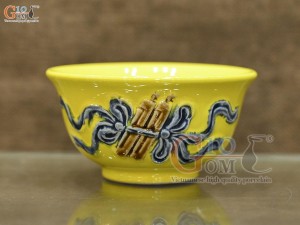 Bát thờ men màu đắp nổi cuốn thư nền vàng