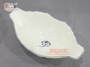 Bát thuyền sâu men kem vẽ hoa Sen Đen, 30x17cm