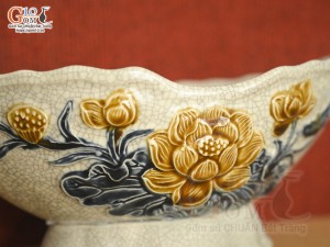 Bát thuyền sâu men rạn đắp nổi hoa sen Cát Tường, 30x17cm