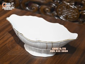 Bát thuyền sâu men trắng kẻ chỉ vàng kim 30x17cm