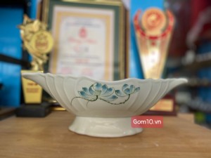 Bát thuyền sâu men trắng kem vẽ hoa sen xanh, 30x17cm