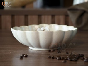 Bát tô khum hoa cúc men kem tấm vẽ Bạch Liên, đường kính 18cm