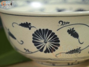 Bát tô sâu men rạn họa tiết hoa cúc, đường kính 20cm