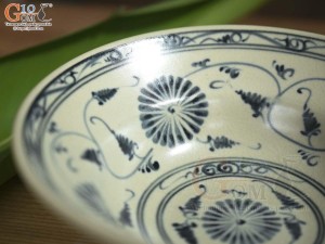 Bát tô yêu men rạn họa tiết hoa cúc, đường kính 20cm