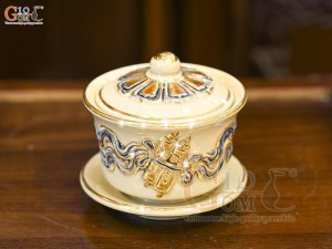 Bát trà sâm men hoàng thổ đắp nổi cuốn thư vẽ vàng 24k, đường kính 8,5cm