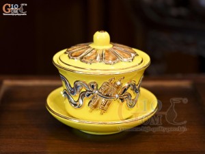 Bát trà sâm men màu đắp nổi cuốn thư vẽ vàng 24k nền vàng, đường kính 8,5cm