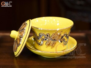 Bát trà sâm men màu đắp nổi cuốn thư vẽ vàng 24k nền vàng, đường kính 8,5cm