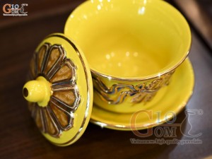Bát trà sâm men màu đắp nổi cuốn thư vẽ vàng 24k nền vàng, đường kính 8,5cm