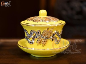 Bát trà sâm men màu đắp nổi cuốn thư vẽ vàng 24k nền vàng, đường kính 8,5cm