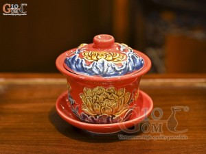 Bát trà sâm men màu đắp nổi Sen Cát Tường nền đỏ, đường kính 12cm