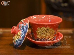 Bát trà sâm men màu đắp nổi Sen Cát Tường nền đỏ, đường kính 12cm