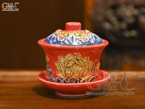 Bát trà sâm men màu đắp nổi Sen Cát Tường nền đỏ, đường kính 12cm
