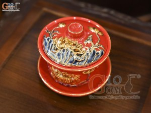 Bát trà sâm men màu đắp nổi Sen Cát Tường nền đỏ vẽ vàng 24k, đường kính 12cm