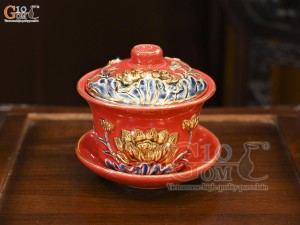 Bát trà sâm men màu đắp nổi Sen Cát Tường nền đỏ vẽ vàng 24k, đường kính 12cm