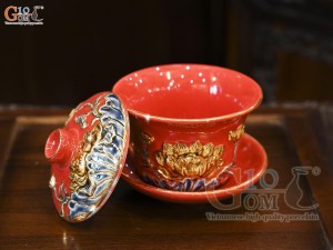 Bát trà sâm men màu đắp nổi Sen Cát Tường nền đỏ vẽ vàng 24k, đường kính 12cm