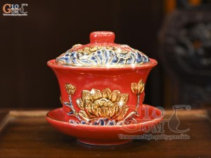 Bát trà sâm men màu đắp nổi Sen Cát Tường nền đỏ vẽ vàng 24k, đường kính 10cm