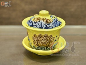 Bát trà sâm men màu đắp nổi Sen Cát Tường nền vàng, đường kính 10cm