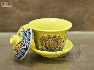 Bát trà sâm men màu đắp nổi Sen Cát Tường nền vàng, đường kính 10cm