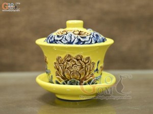 Bát trà sâm men màu đắp nổi Sen Cát Tường nền vàng, đường kính 10cm