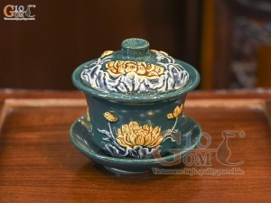 Bát trà sâm men màu đắp nổi Sen Cát Tường nền xanh lục bảo, đường kính 12cm