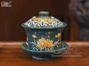 Bát trà sâm men màu đắp nổi Sen Cát Tường nền xanh lục bảo, đường kính 10cm