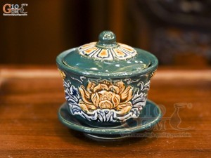 Bát trà sâm men màu đắp nổi Sen Cát Tường nền xanh lục bảo, đường kính 8.5cm