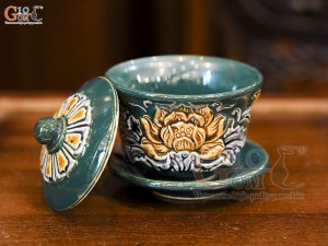 Bát trà sâm men màu đắp nổi Sen Cát Tường nền xanh lục bảo, đường kính 8.5cm