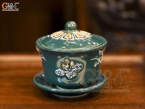 Bát trà sâm men màu đắp nổi Sen Cát Tường nền xanh lục bảo, đường kính 8.5cm