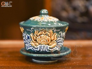 Bát trà sâm men màu đắp nổi Sen Cát Tường nền xanh lục bảo, đường kính 8.5cm