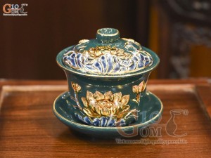 Bát trà sâm men màu đắp nổi Sen Cát Tường nền xanh lục bảo vẽ vàng 24k, đường kính 8,5cm