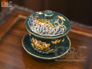Bát trà sâm men màu đắp nổi Sen Cát Tường nền xanh lục bảo vẽ vàng 24k, đường kính 8,5cm