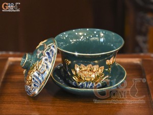 Bát trà sâm men màu đắp nổi Sen Cát Tường nền xanh lục bảo vẽ vàng 24k, đường kính 8,5cm