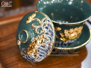 Bát trà sâm men màu đắp nổi Sen Cát Tường nền xanh lục bảo vẽ vàng 24k, đường kính 8,5cm