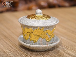 Bát trà sâm men rạn đắp nổi cuốn thư dát vàng 24k