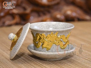 Bát trà sâm men rạn đắp nổi cuốn thư dát vàng 24k