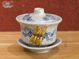 Bát trà sâm men rạn đắp nổi cuồn thư, đường kính 10cm