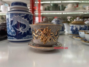 Bát trà sâm men rạn đắp nổi cuốn thư vẽ vàng 24k, đường kính 8,5cm
