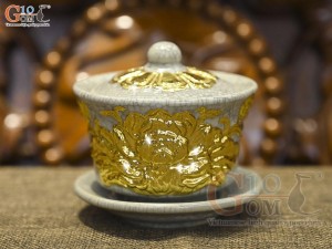 Bát trà sâm men rạn đắp nổi Sen Cát Tường dát vàng 24k, đường kính 8,5cm