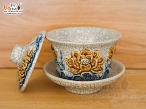Bát trà sâm men rạn đắp nổi Sen Tài Lộc, đường kính 10cm