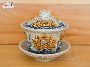 Bát trà sâm men rạn đắp nổi Sen Tài Lộc, đường kính 10cm