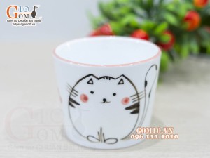 Bát trụ đứng men trắng vẽ Mèo Ú chỉ hồng, đường kính 10cm