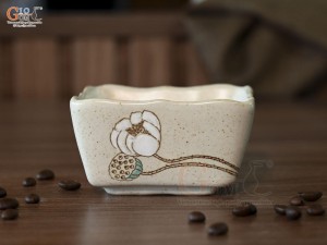 Bát vuông miệng lượn men kem tấm vẽ Bạch Liên, cạnh 10cm