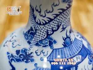 Bình hoa dáng tỏi men lam vẽ Cá Chép Hóa Rồng, cao 55cm