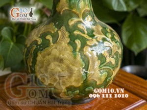 Bình hoa dáng tỏi men màu khắc hoa sen, cao 37cm