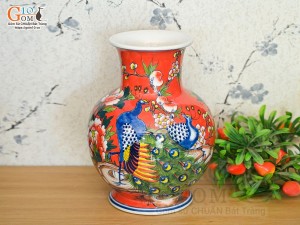 Bình hoa dáng tỏi nền đỏ vẽ Công Đào, cao 26cm