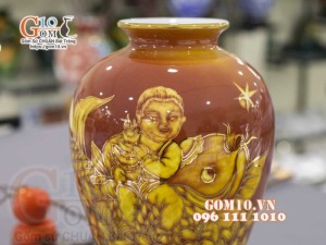 Bình hoa dáng vò men màu vẽ vàng 24k, cảnh Tiểu Đồng Cưỡi Cá Chép, cao 33cm