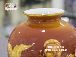 Bình hoa dáng vò men màu vẽ vàng 24k, cảnh Tiểu Đồng Cưỡi Cá Chép, cao 33cm