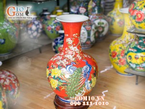 Bình hoa nền đỏ dáng tỏi đắp nổi công đào 60cm