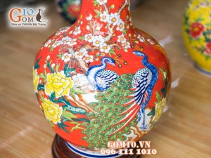 Bình hoa nền đỏ dáng tỏi đắp nổi công đào 60cm